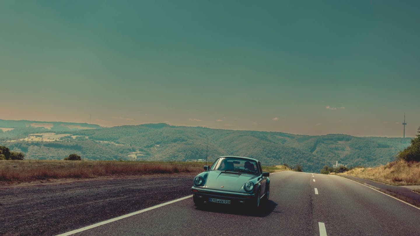 Voiture de location sur une route ouverte près de Casablanca